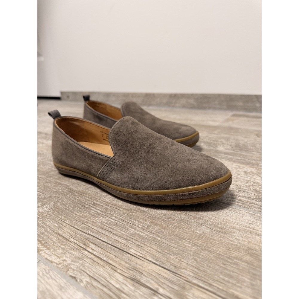 Bill Blass Sutton Suede Slip On Taupe‎ Color Size 7 Excellent Condition